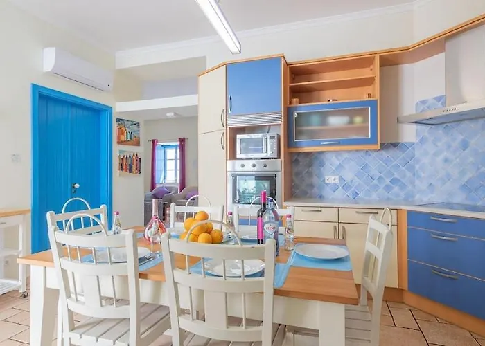 Semesterbostad Refurbished Beachfront House, Pool, Ac, Wifi, Albufeira, Sea View Albufeira