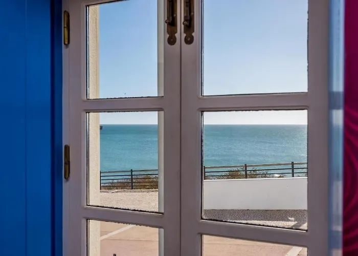 Vakantiehuis Refurbished Beachfront House, Pool, Ac, Wifi, Albufeira, Sea View *