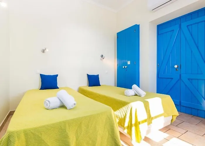 Semesterbostad Refurbished Beachfront House, Pool, Ac, Wifi, Albufeira, Sea View Albufeira